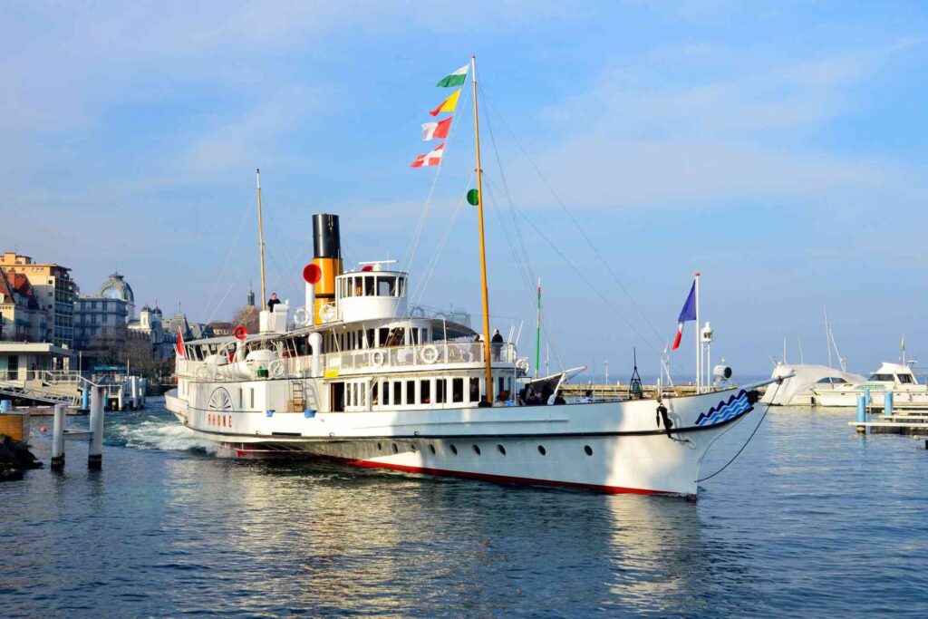 Bateau ferry CGN au port d'Évian-les-Bains, navette pour Lausanne à proximité des locations meublées.