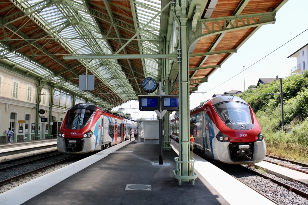  Gare d'Évian-les-Bains et train Léman Express vers Genève à 900m des appartements.